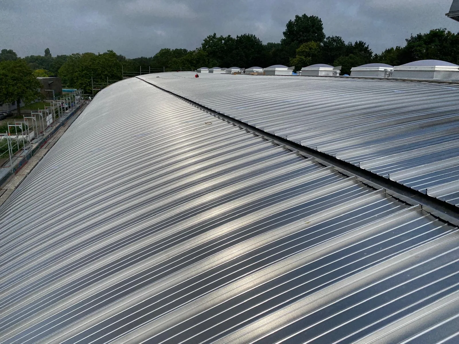 Gleichmäßige Aluminium-Stehfalzfläche auf dem Tonnendach der ENNI Eventhalle Moers