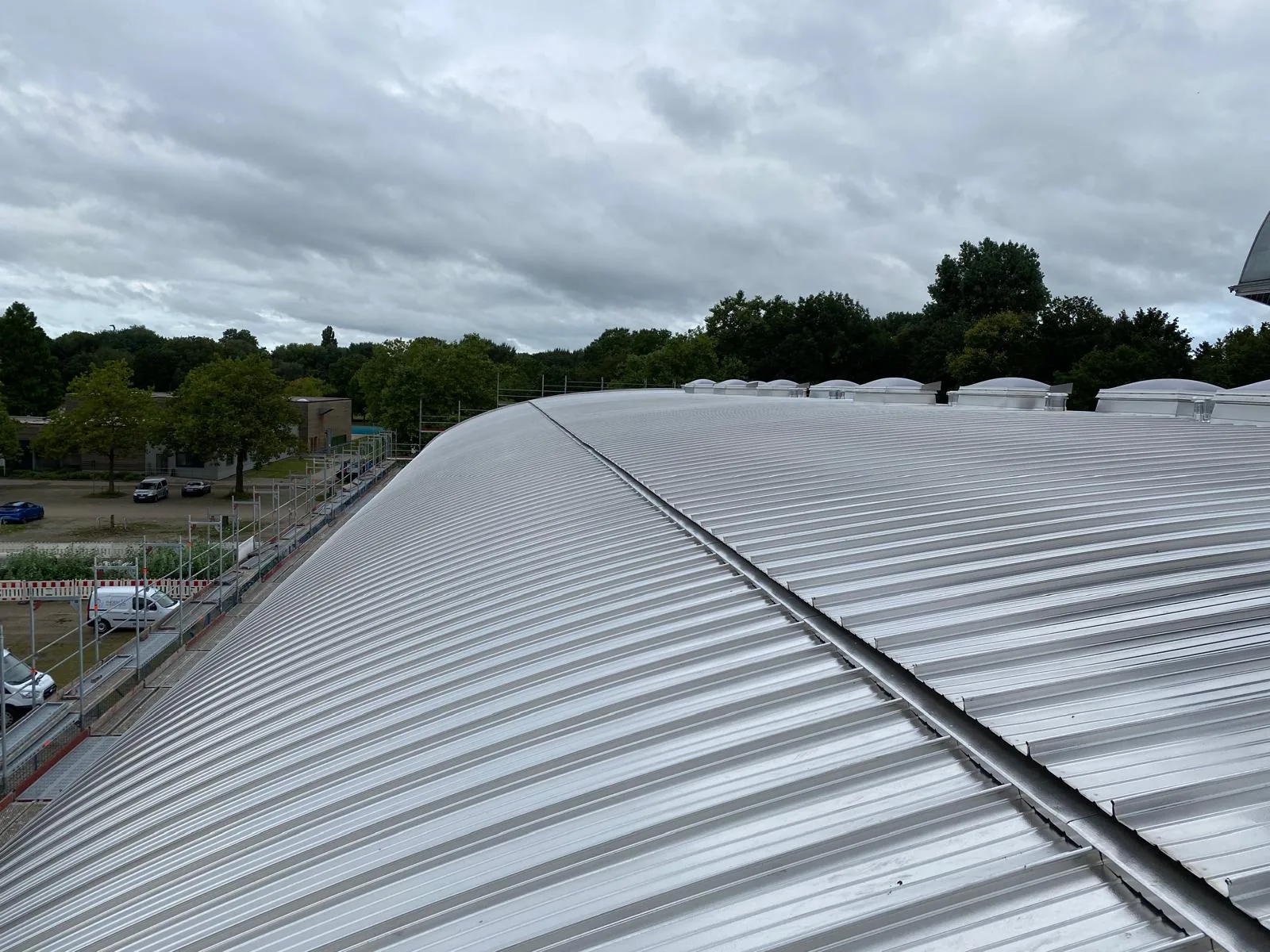 Falzstruktur des Aluminium-Stehfalzdaches der ENNI Eventhalle Moers