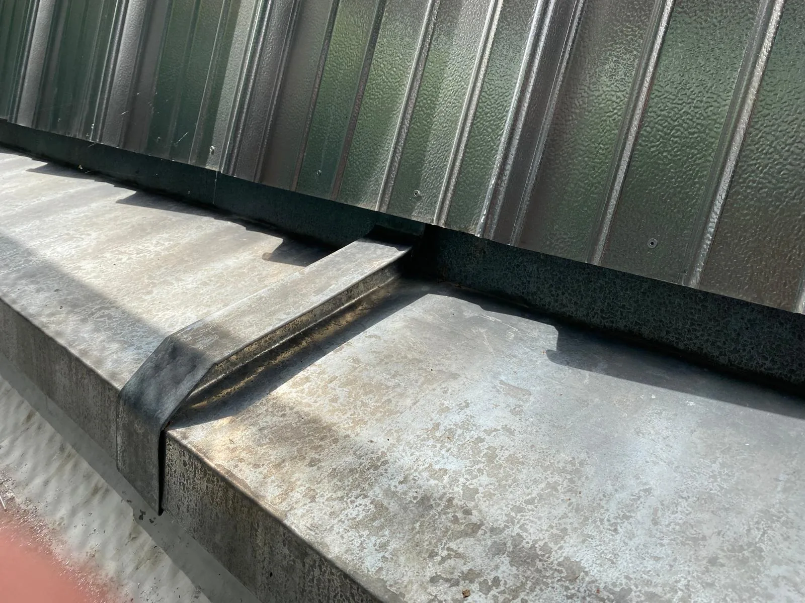 Traufdetail mit Entwässerung an der ENNI Eventhalle in Moers