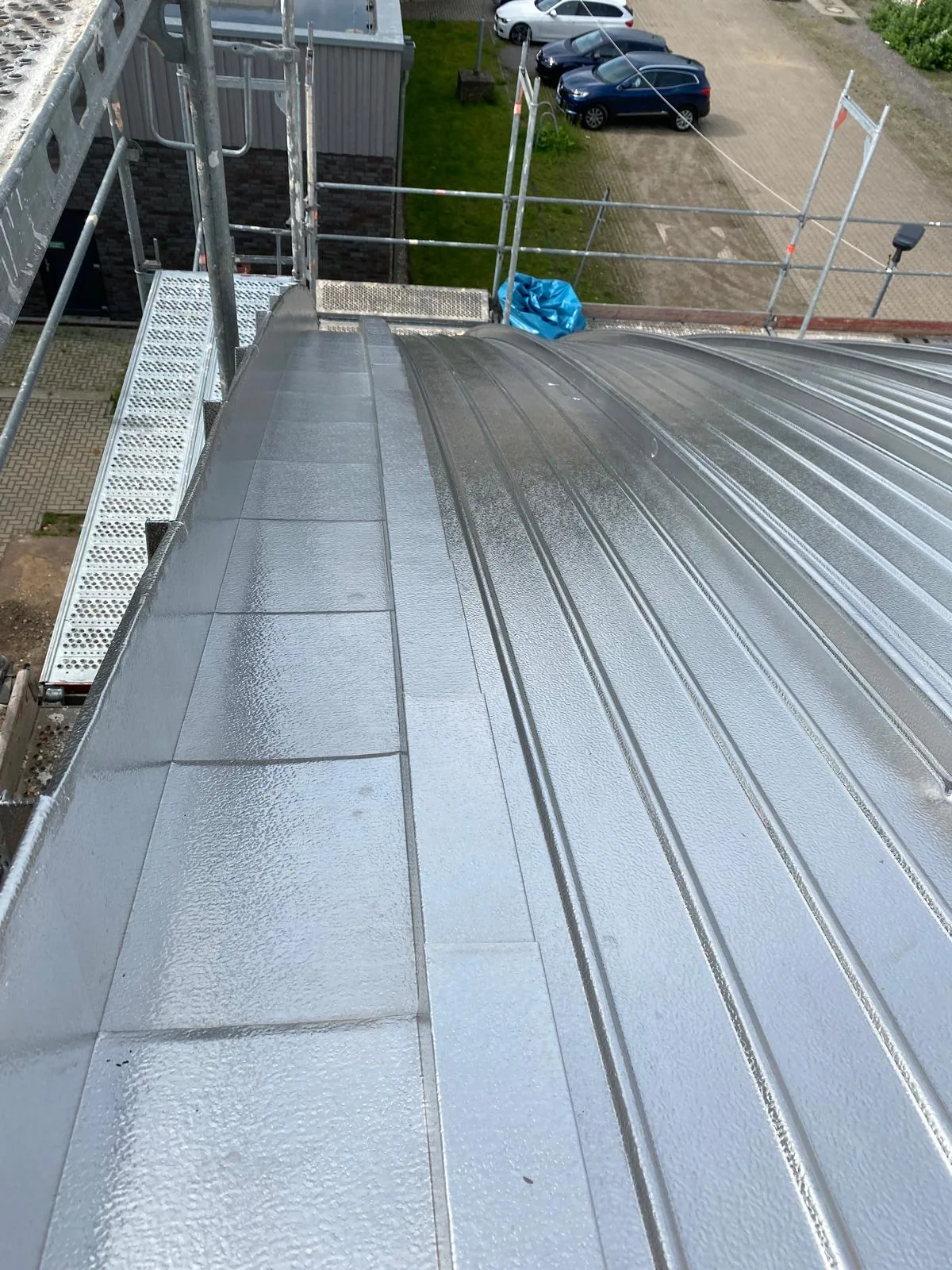 Übergangsbereich am Tonnendach der ENNI Eventhalle in Moers