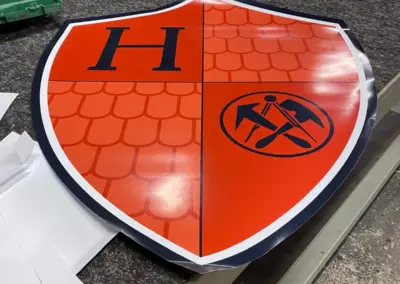 Fertiges handgefertigtes Firmenwappen in der Draufsicht, Hamacher Bedachungen