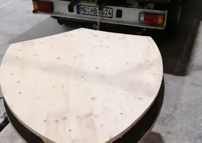 Holzkorpus in Wappenform als Unterkonstruktion des Firmenwappens