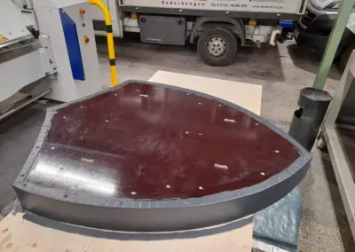 Korpus des Firmenwappens mit Blecheinfassung aus Zink