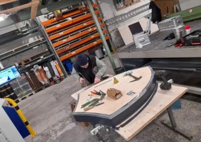 Werkstattsituation mit Materialien für das Firmenwappen