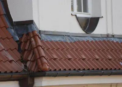 Detail mit Gaube, Kupferrinne, Fallrohr und Kupferanschluss im Mansardbereich