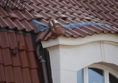 Dachdetail mit Kehle, Fledermausgaube sowie Blei- und Kupferanschl&uuml;ssen