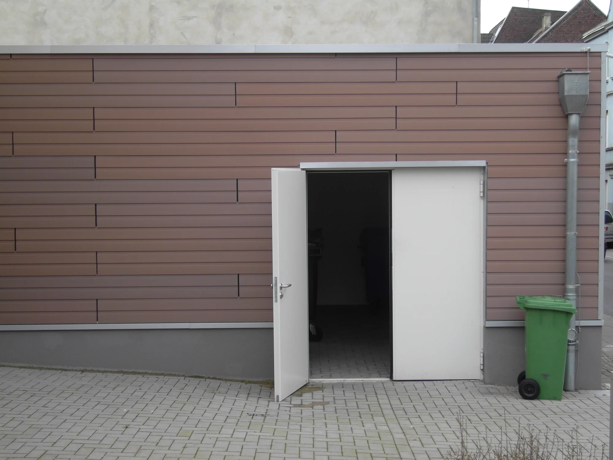 Fassade im Innenhof mit Türanlage, KITA in Dortmund