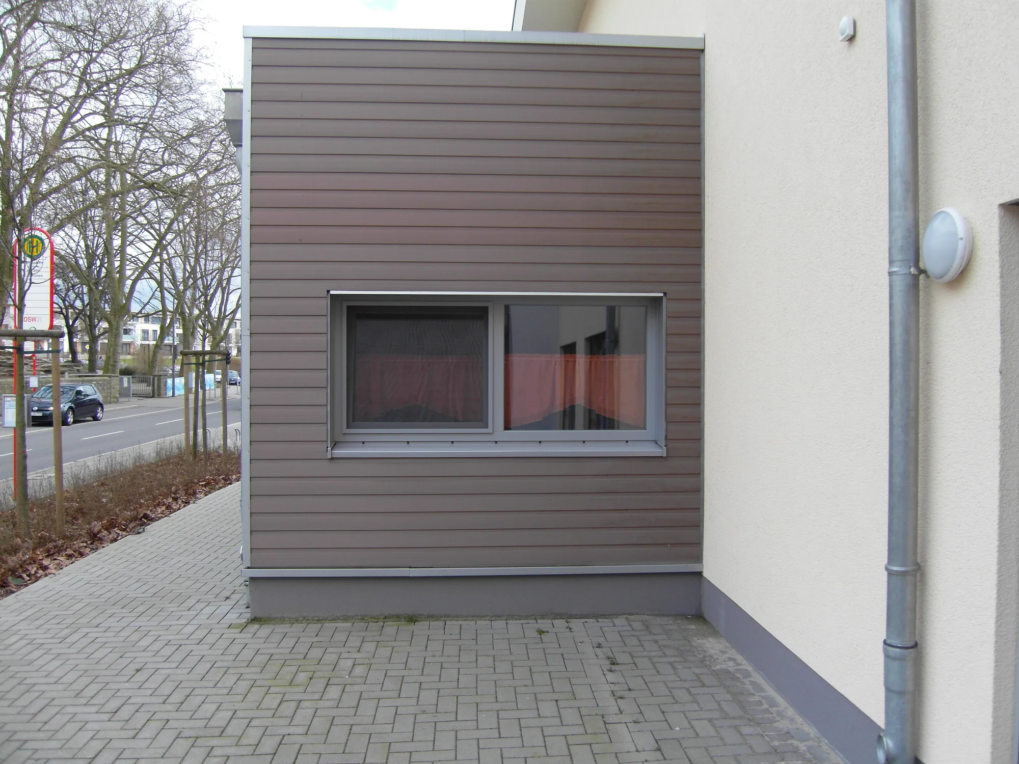 Fertige WPC-Fassade an der Seitenfläche der Kita Dortmund mit Fensteranschluss Fertige WPC-Fassade an der Seitenfläche der Kita Dortmund mit Fensteranschluss
