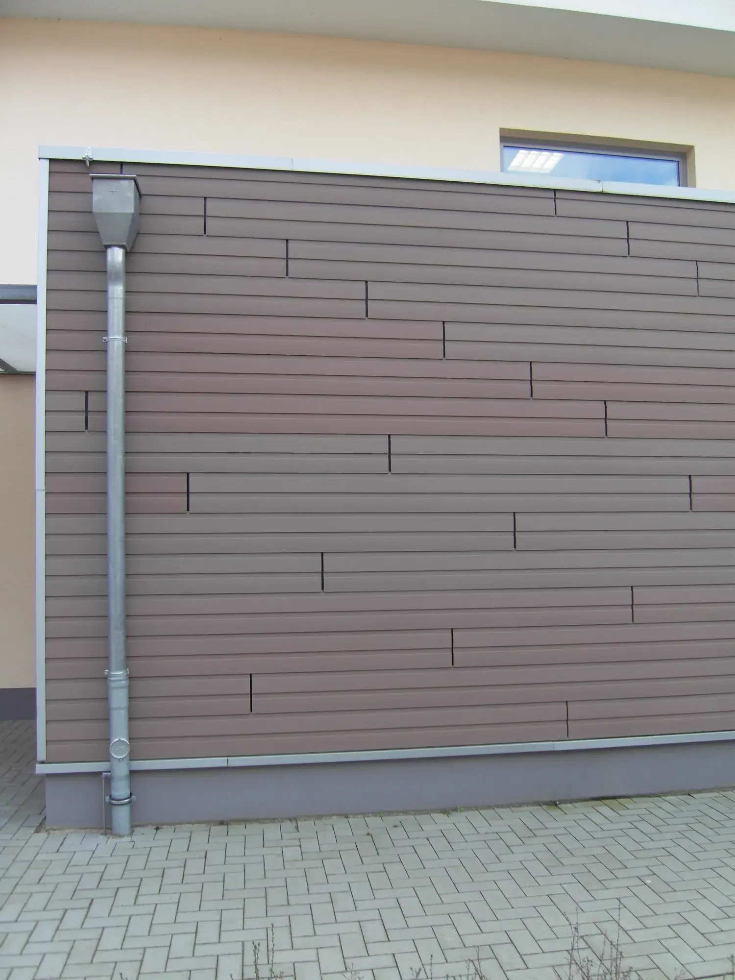 WPC-Fassadenbekleidung mit gleichmäßiger horizontaler Linienführung an der Kita Dortmund WPC-Fassadenbekleidung mit gleichmäßiger horizontaler Linienführung an der Kita Dortmund