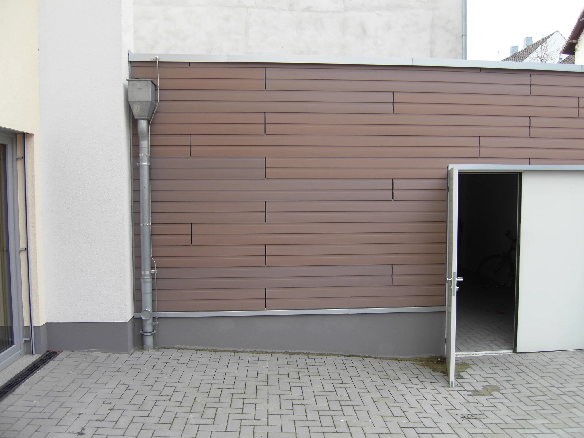 WPC-Fassade im Innenhof mit Türbereich, KITA in Dortmund