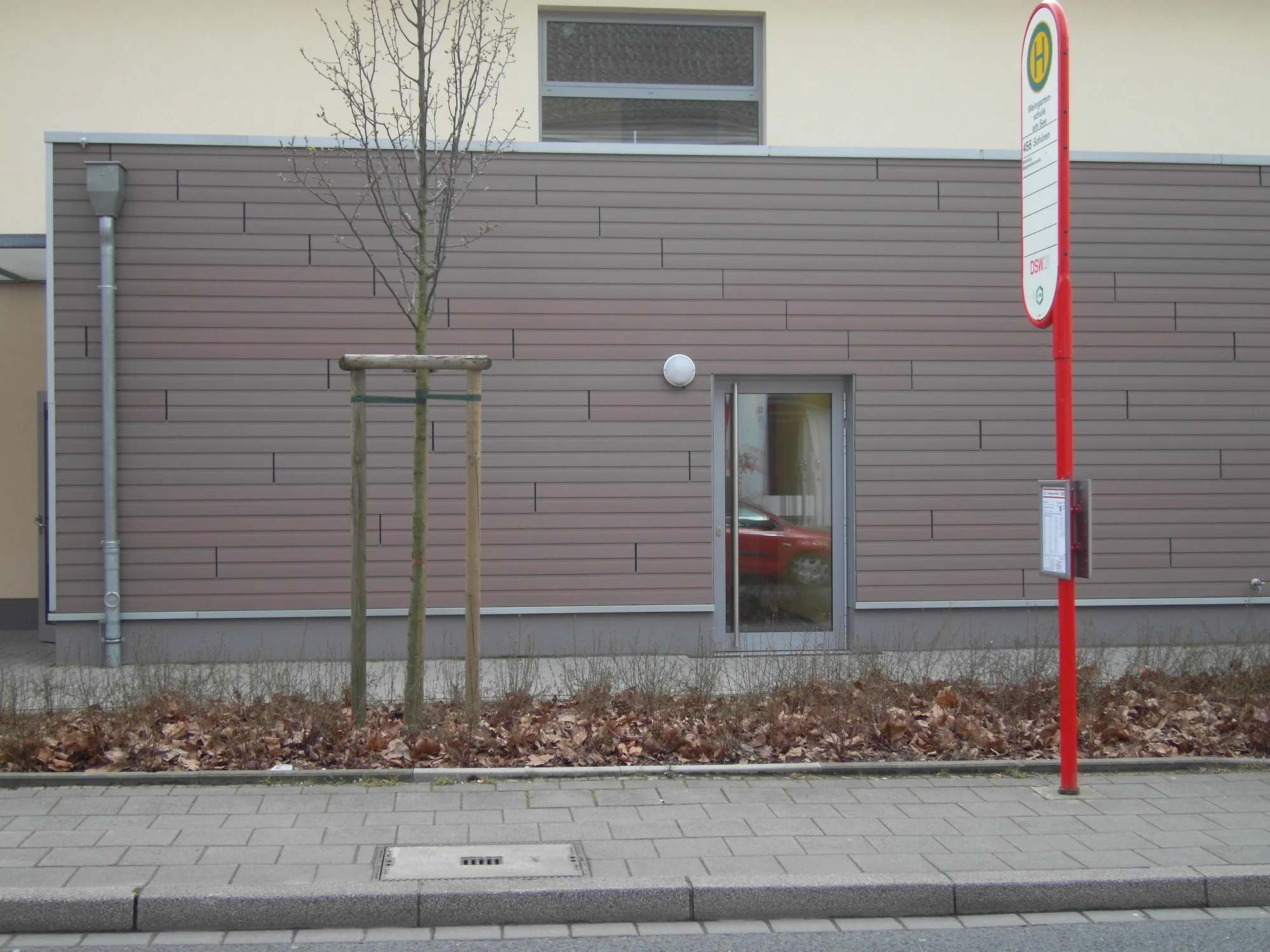 Straßenseitige WPC-Fassade der Kita Dortmund mit Türanschluss Straßenseitige WPC-Fassade der Kita Dortmund mit Türanschluss