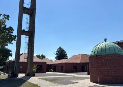 Nahaufnahme des &Uuml;bergangs von Klinkerfassade und Klinkerdach, KITA St. Konrad in Neuss