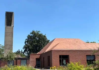 Kirchturm zwischen Neubau und Bestand, KITA St. Konrad in Neuss