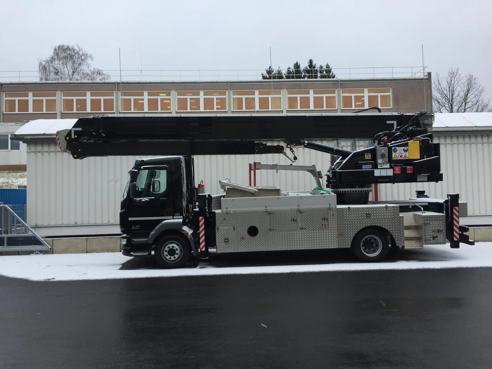 Kranfahrzeug aus dem Fuhrpark der Hamacher Bedachungen GmbH