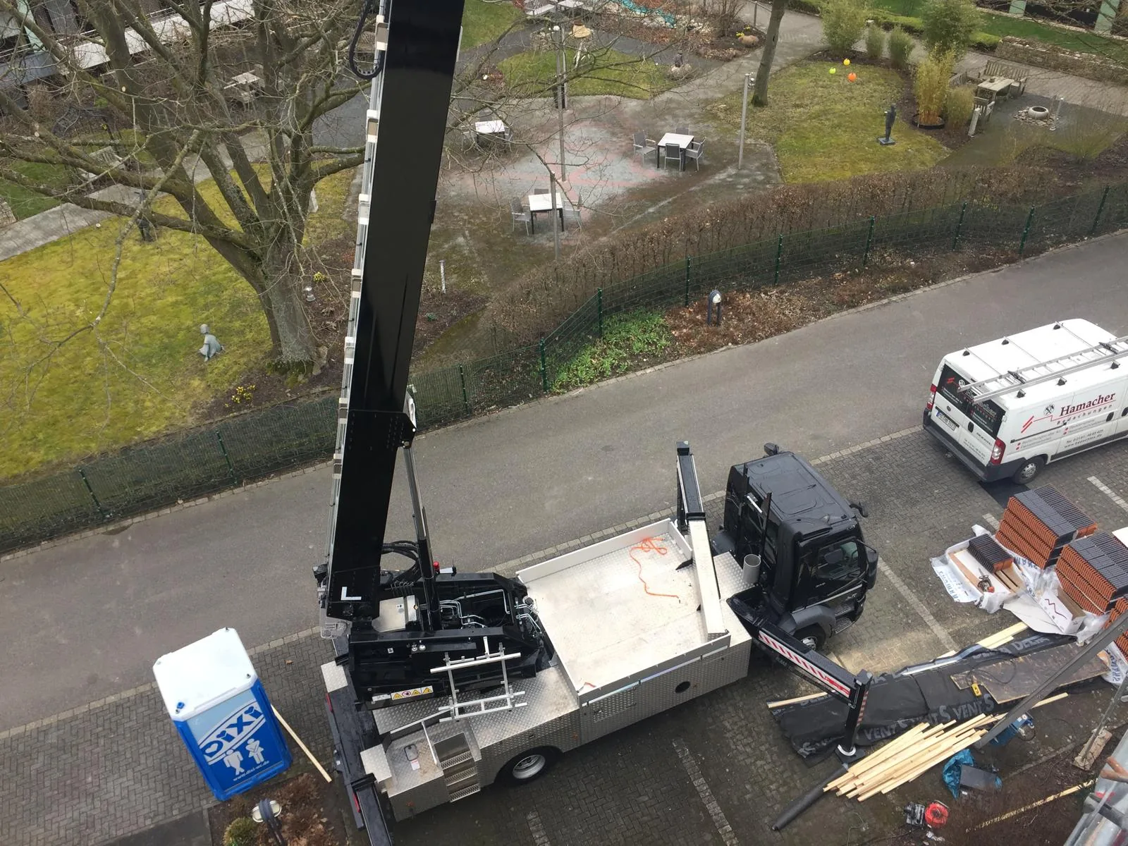 Materialanlieferung per Kran aus der Vogelperspektive, Hamacher Bedachungen