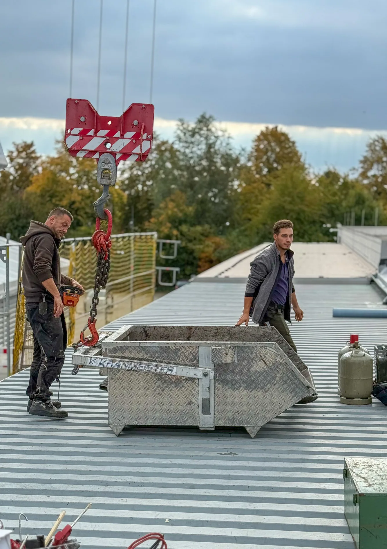 Materialtransport mit Kranmulde auf das Dach, Hamacher Bedachungen
