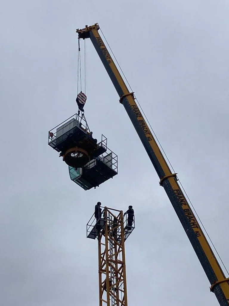Montage und Demontage eines Turmdrehkrans, Kranarbeiten von Hamacher Bedachungen