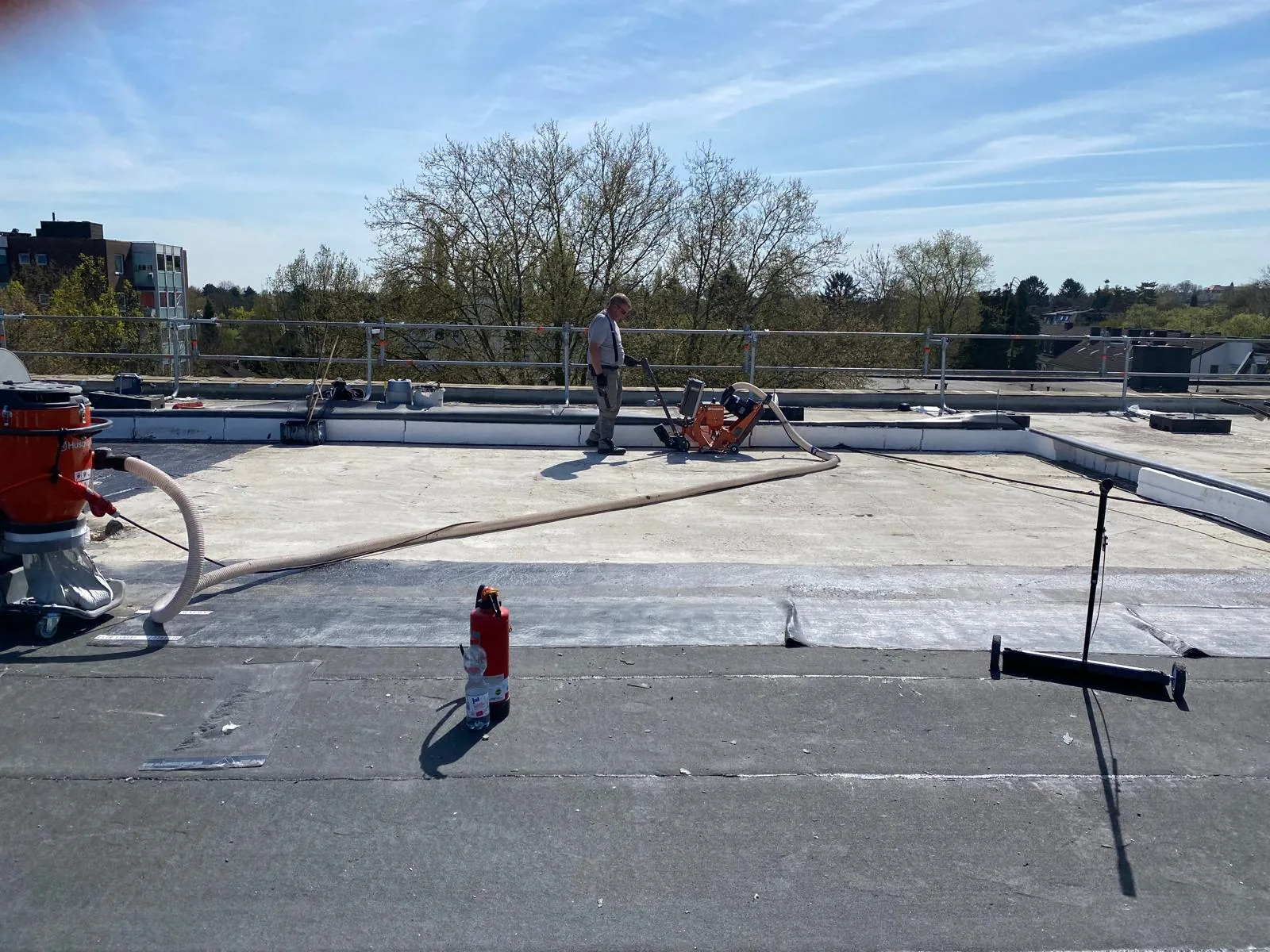 Kugelgestrahlter Betonuntergrund neben bereits abgedichteten Bereichen auf der Flachdachfläche Kugelgestrahlter Betonuntergrund neben bereits abgedichteten Bereichen auf der Flachdachfläche