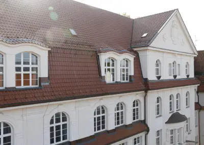 Mansardbereich mit Fledermausgauben, Kupferkehlen und historischen Anschlussdetails
