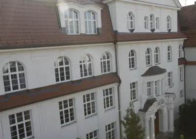 Fassade mit Giebel und historischen Mansardbereichen, Maria-Lenssen-Berufskolleg M&ouml;nchengladbach