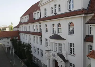 Geb&auml;udefront des Maria-Lenssen-Berufskollegs mit Haupteingang, Giebel und Steildachfl&auml;chen