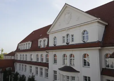 Hauptfassade mit Giebel und roter Dacheindeckung, Maria-Lenssen-Berufskolleg M&ouml;nchengladbach