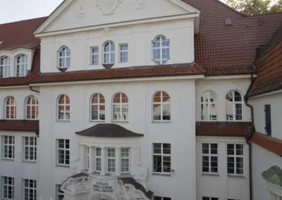 Maria-Lenssen-Berufskolleg M&ouml;nchengladbach: historische Hauptfassade mit neuer roter Steildacheindeckung