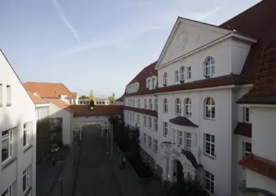 Innenhof des Maria-Lenssen-Berufskollegs mit Arkadengang und denkmalgepr&auml;gter Dachlandschaft