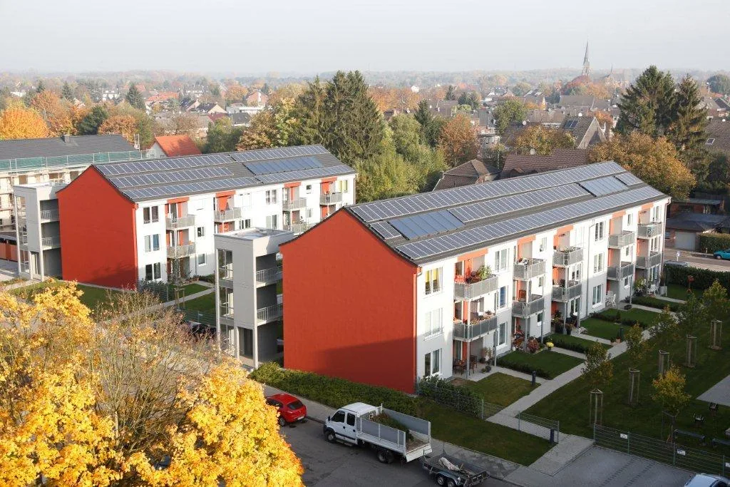 Drei Mehrfamilienhäuser in Mönchengladbach mit dachparallelen Photovoltaikanlagen auf dem Steildach