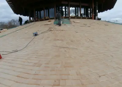 Arbeitsstand der Holzschindeldeckung während der Ausführung, Parkrestaurant Rheinaue Bonn