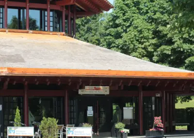 Detail der Holzschindeldeckung mit Kupfertraufe, Parkrestaurant Rheinaue Bonn
