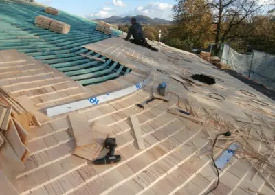 In Handarbeit gerundete Holzschindeldeckung am Pagodendach, Parkrestaurant Rheinaue Bonn