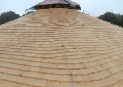 Holzschindeldeckung mit montiertem Sicherungssystem, Parkrestaurant Rheinaue Bonn
