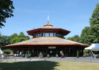 Frontansicht des Parkrestaurants Rheinaue in Bonn nach der Dachsanierung