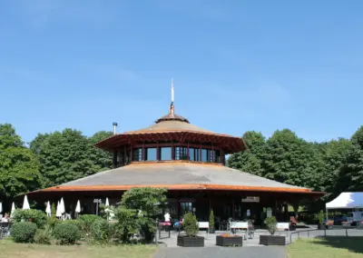 Parkrestaurant Rheinaue in Bonn: Pagodendach mit neuer Holzschindeldeckung in der Gesamtansicht