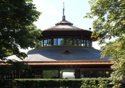 Seitenansicht des Pagodendaches im Baumbestand, Parkrestaurant Rheinaue Bonn