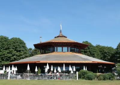 Terrasse mit Dachüberstand am Pagodendach, Parkrestaurant Rheinaue Bonn