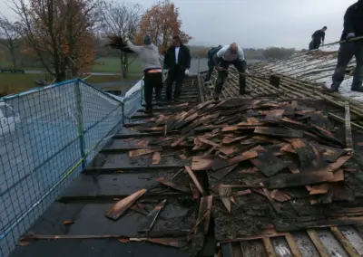 Rückbau der alten Dachdeckung mit sichtbarer Unterkonstruktion, Parkrestaurant Rheinaue Bonn
