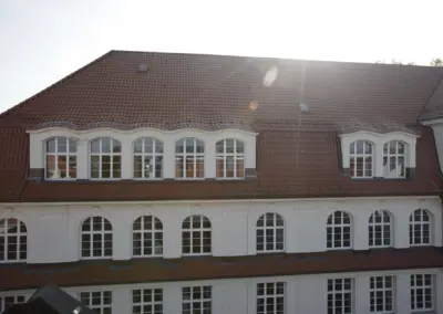 Steildach mit Fledermausgauben und roten Hohlfalzziegeln der Firma Laumanns