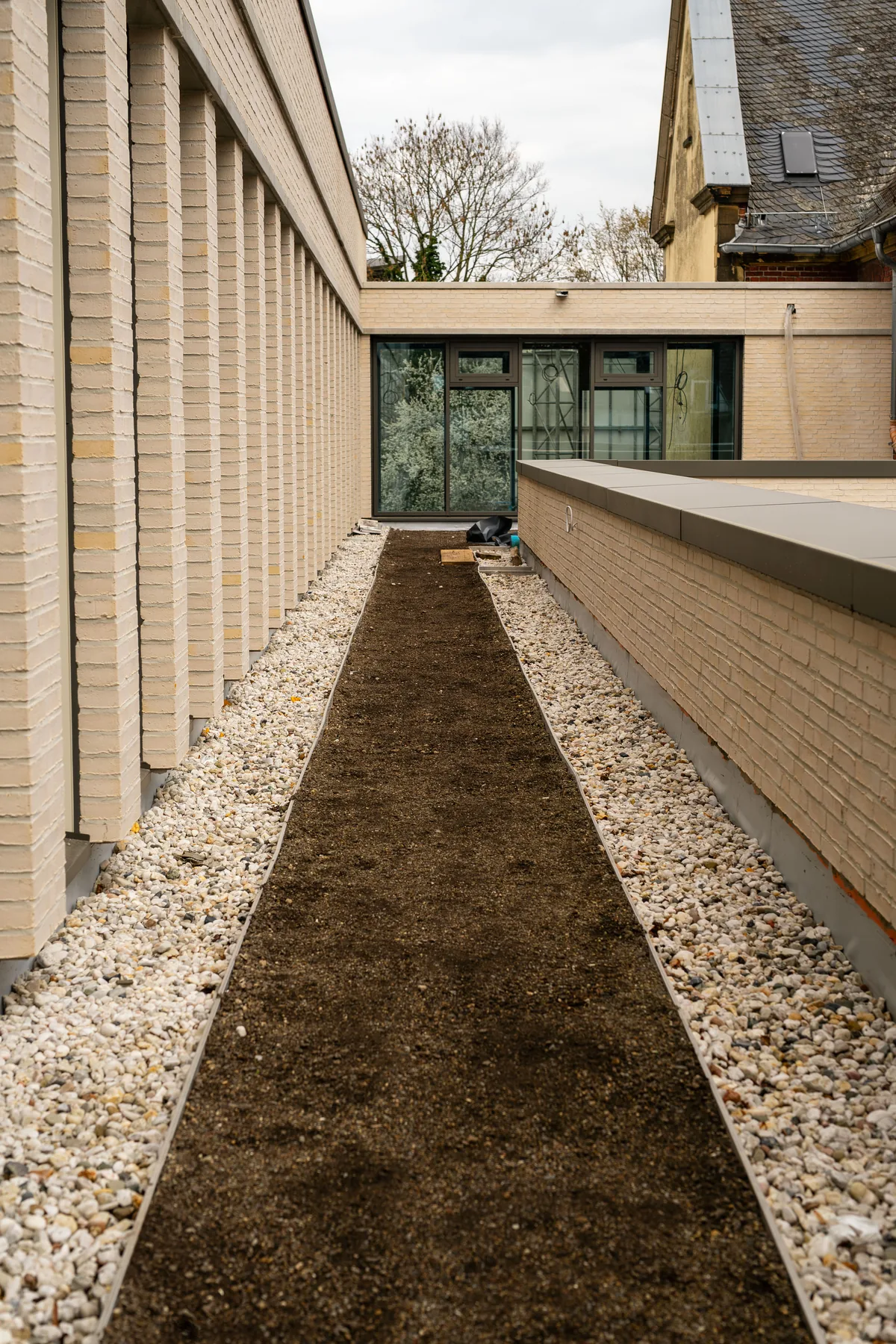 Vegetationsflächen und Kiesstreifen des Optigrün-Retentionsdaches am Amtsgericht Eschweiler Vegetationsflächen und Kiesstreifen des Optigrün-Retentionsdaches am Amtsgericht Eschweiler