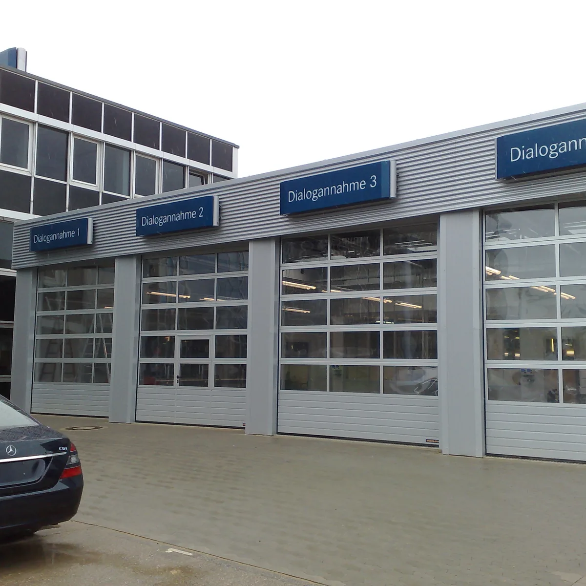 Vordach und Fassade der Dialogannahme am Mercedes-Standort Ratingen Vordach und Fassade der Dialogannahme am Mercedes-Standort Ratingen
