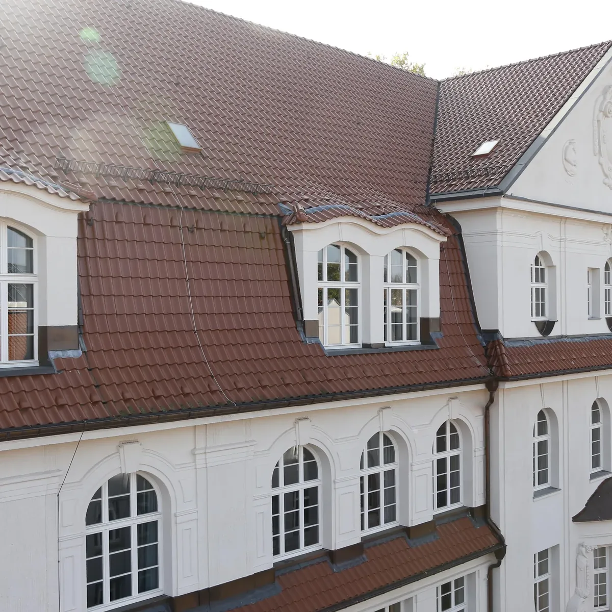Denkmalgerecht saniertes Dach mit Fledermausgauben am Maria-Lenssen-Berufskolleg Mönchengladbach