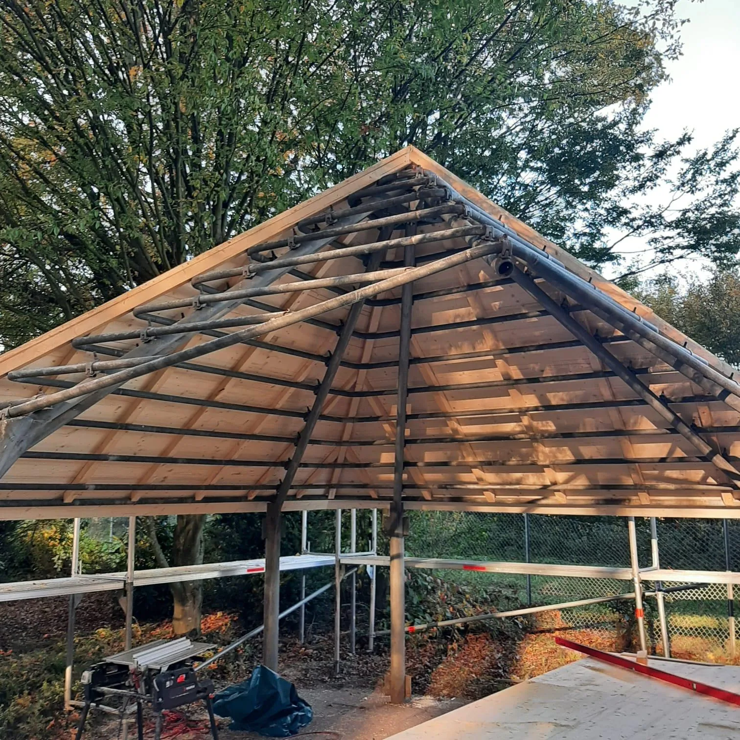 Neue Holzkonstruktion auf dem vorhandenen Stahltragwerk der Friedhofshütte