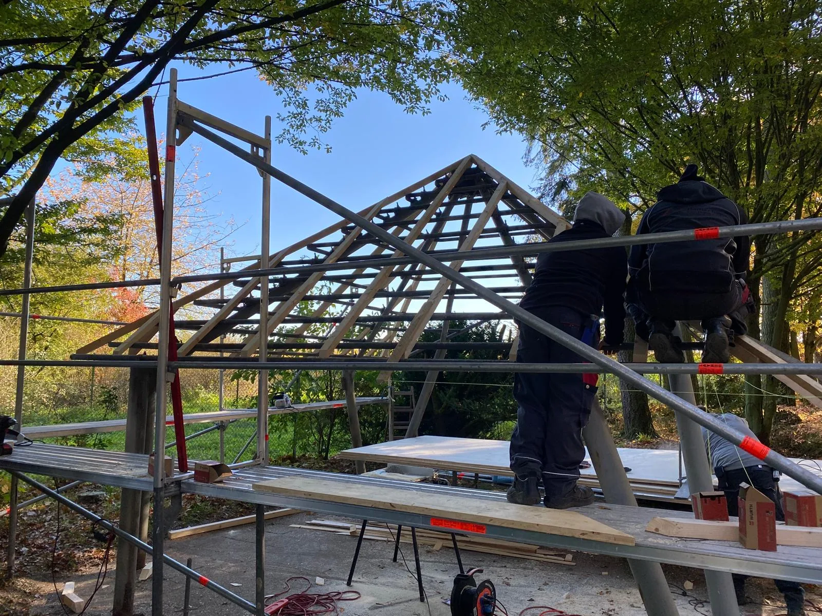 Rückbau der Friedhofshütte bis auf die tragende Stahlkonstruktion