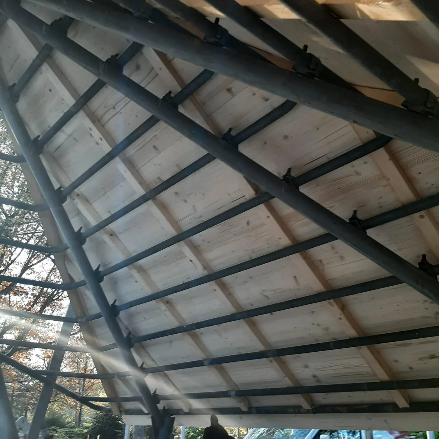 Detail der erneuerten Holzschalung auf der vorhandenen Stahlkonstruktion