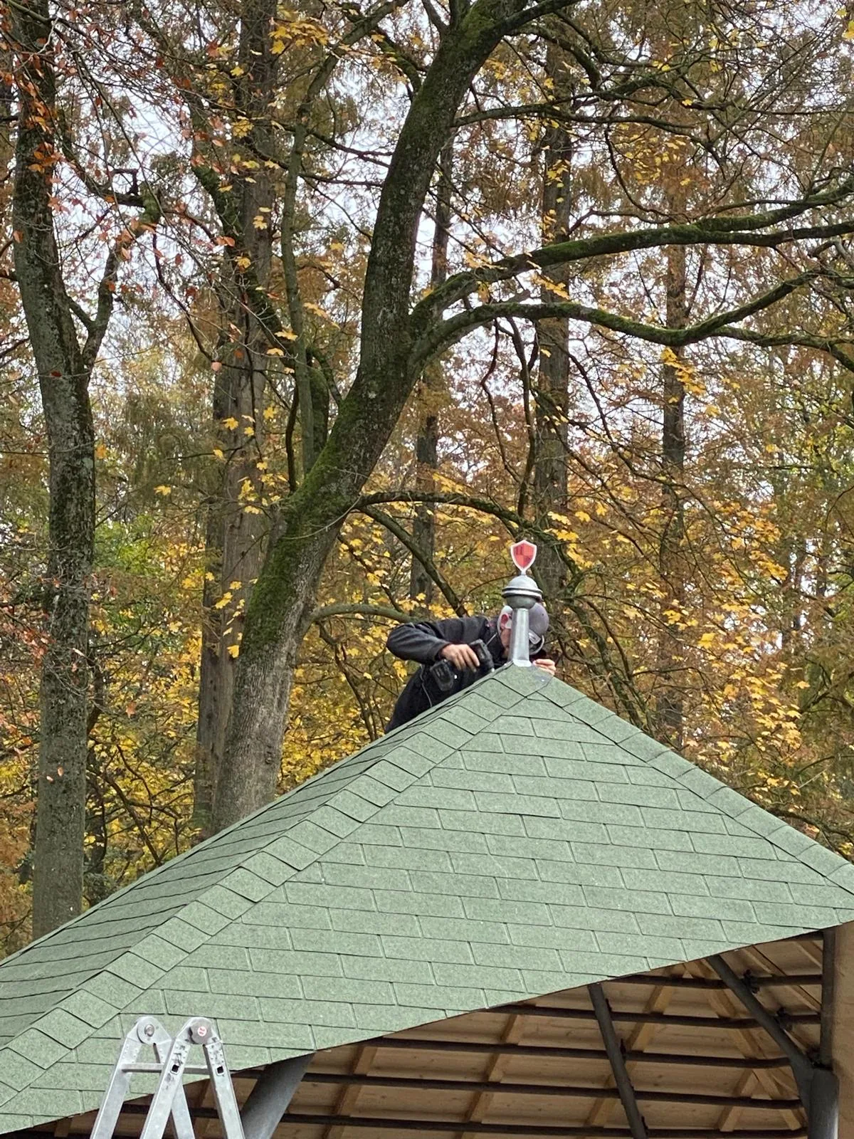 Endmontage der Turmspitze auf der fertigen Dachfläche